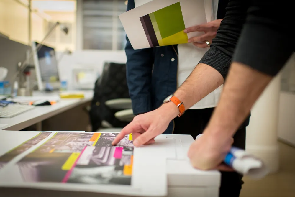 Fotografía de un hombre sujetando una tablet mientras elabora una impresión digital en Carnevali